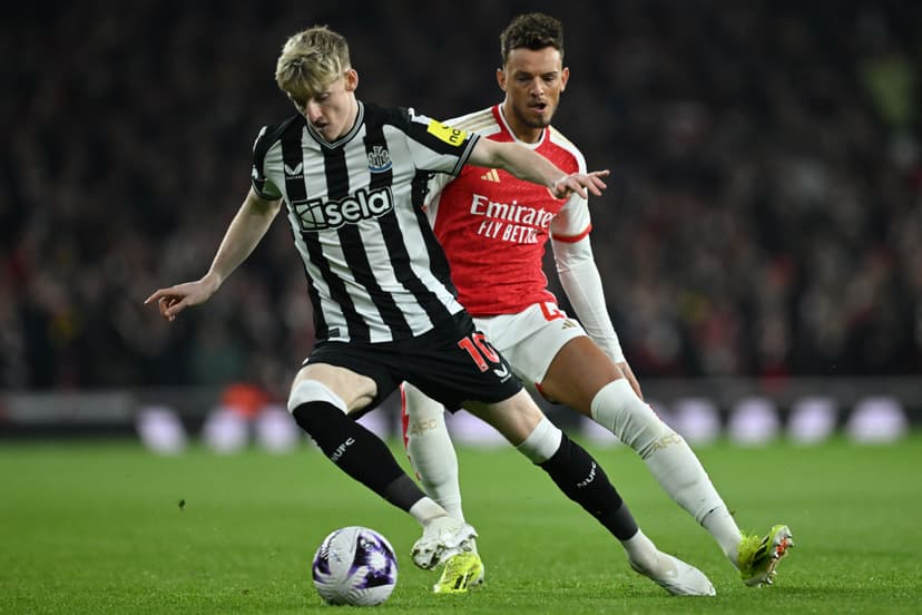 Anthony Gordon (L) vies with Arsenal's English defender #04 Ben White (R) during the English Premier League football match