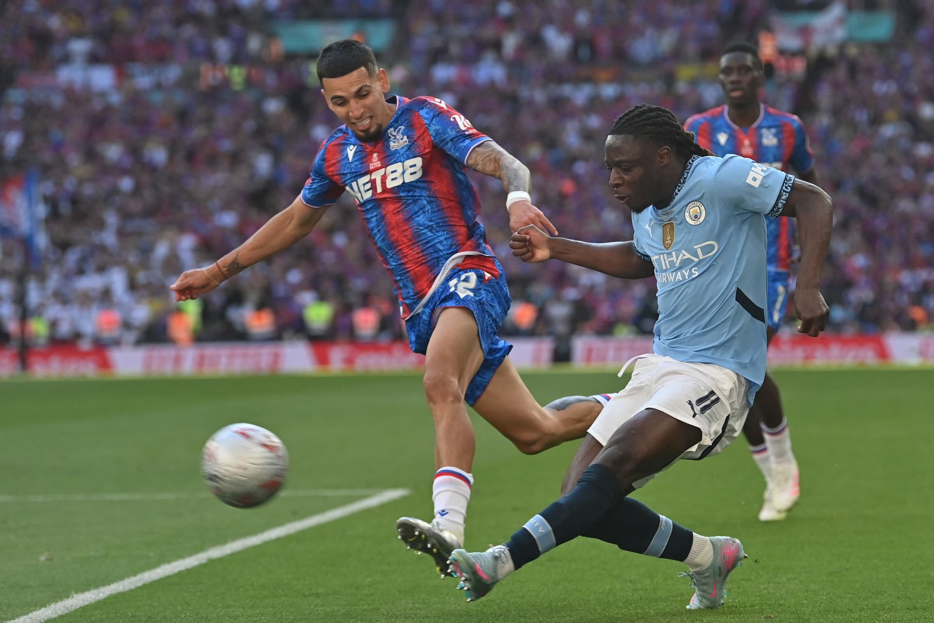 Daniel Munoz (L) vies with Manchester City's Belgian midfielder #11 Jeremy Doku