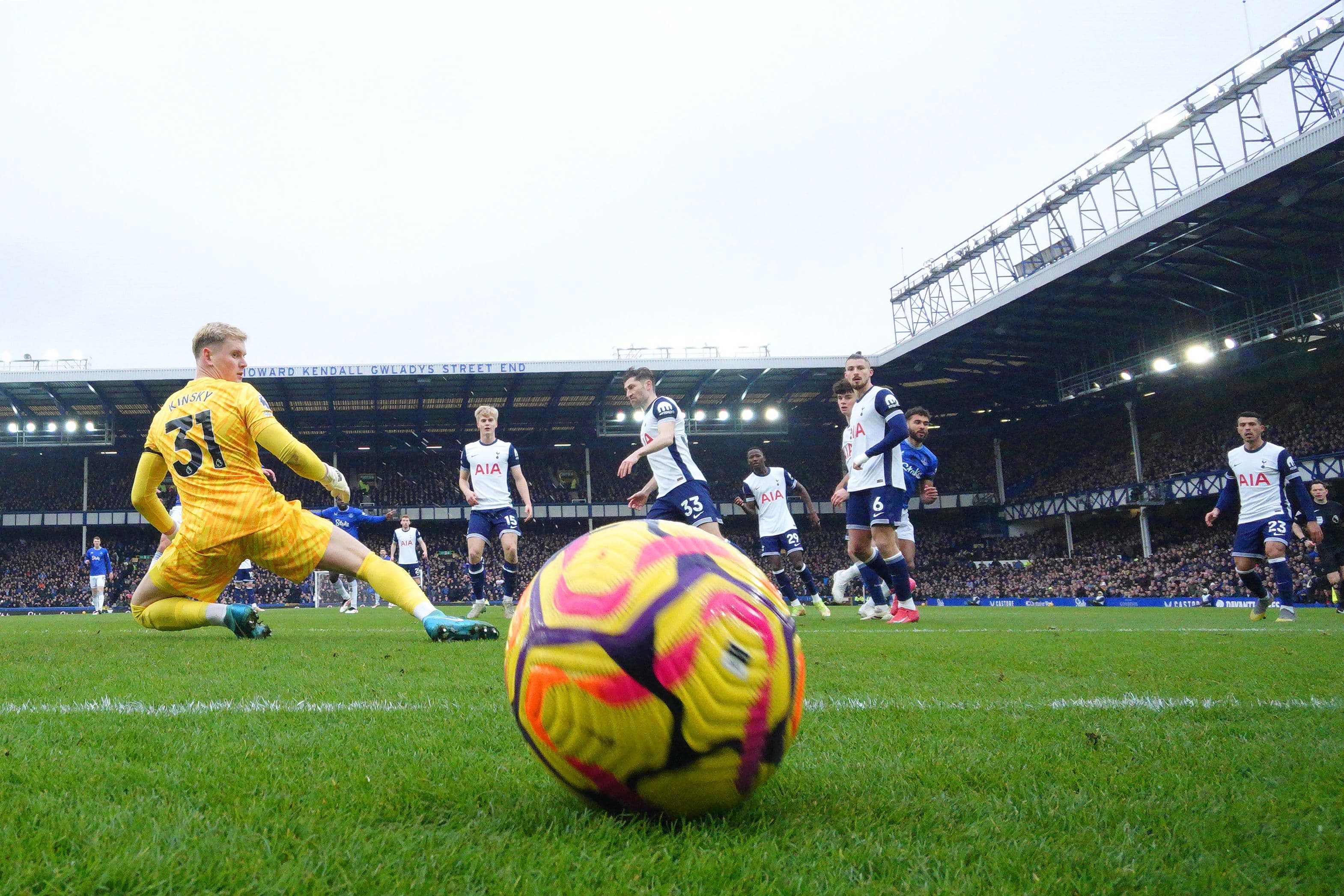 Dominic Calvert-Lewin scores to make it 1-0