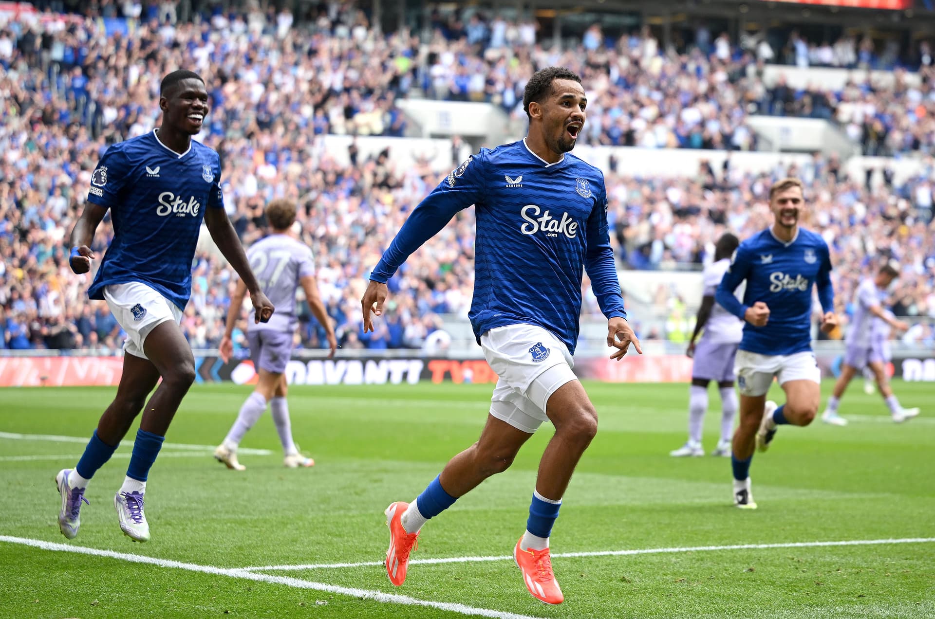 Iliman Ndiaye of Everton celebrates scoring his team's first goal