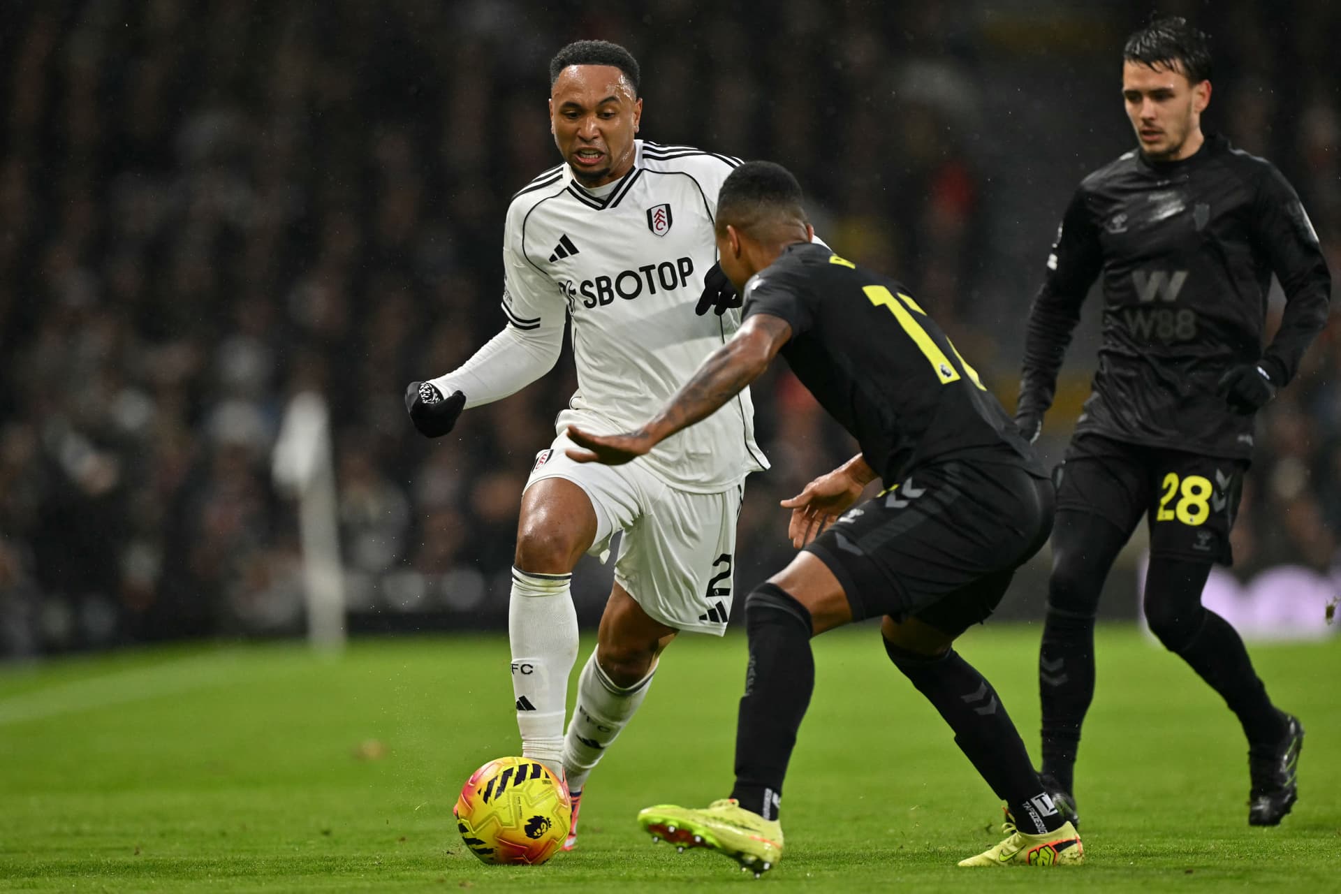 Kenny Tete (L) runs at Sunderland's Mozambiquan defender #17 Reinildo Mandava (C)