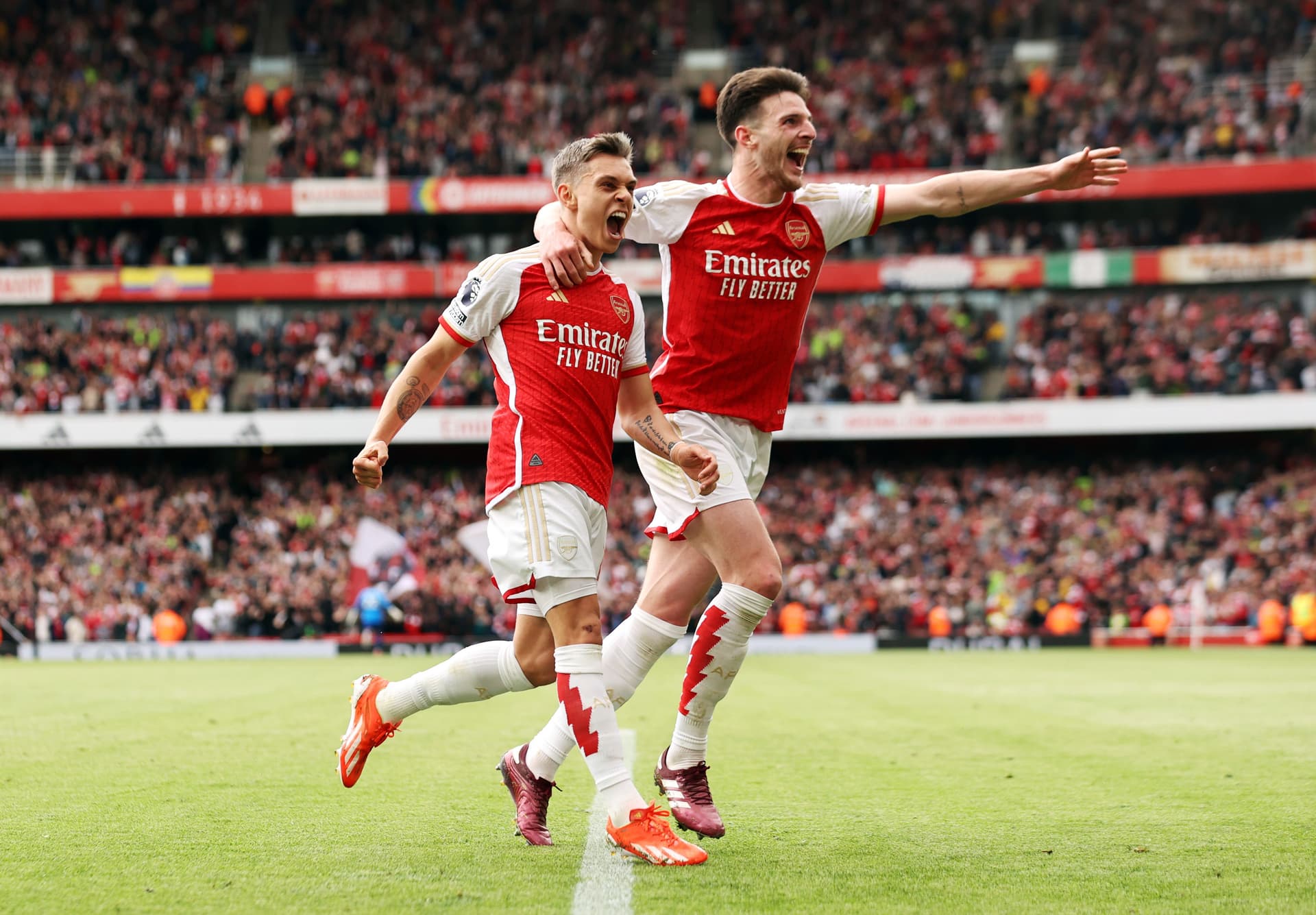 Leandro Trossard of Arsenal celebrates scoring his team's second goal