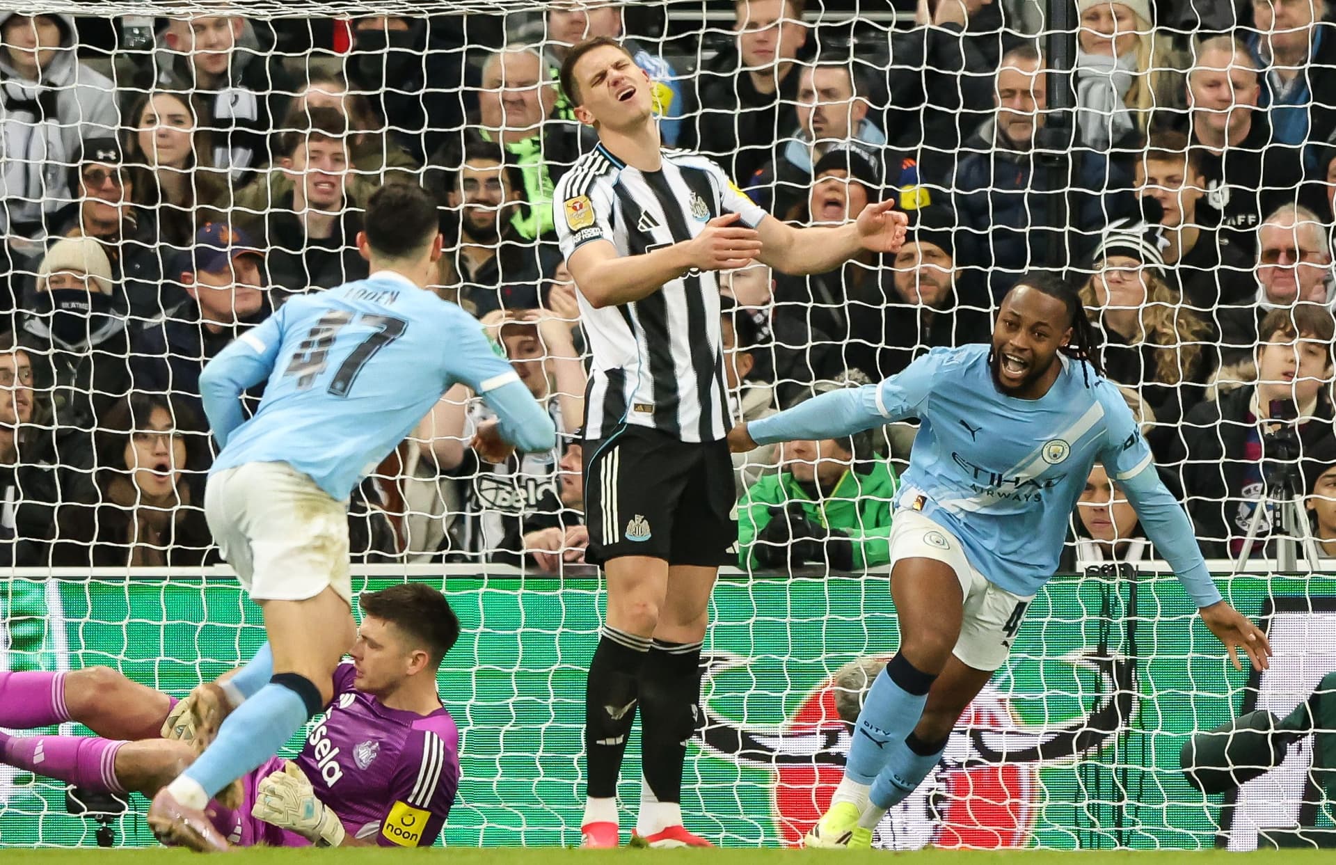 Manchester City's Antoine Semenyo celebrates scoring the opening goal