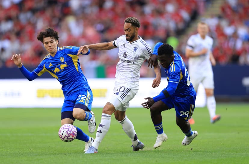 Matheus Cunha of Manchester United is tackled by Ao Tanaka oand Wilfried Gnonto