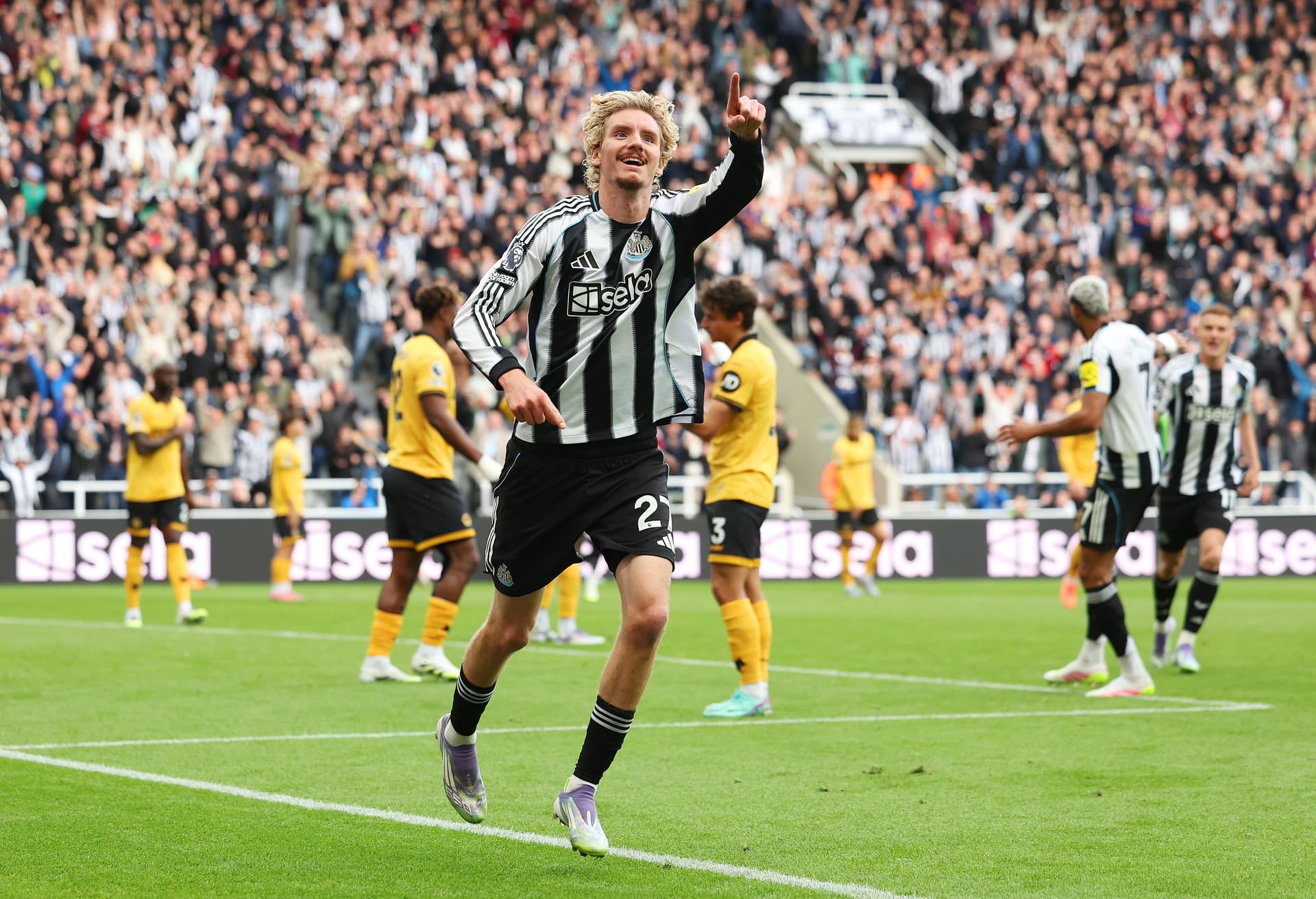 Nick Woltemade of Newcastle United celebrates scoring his team's first goal