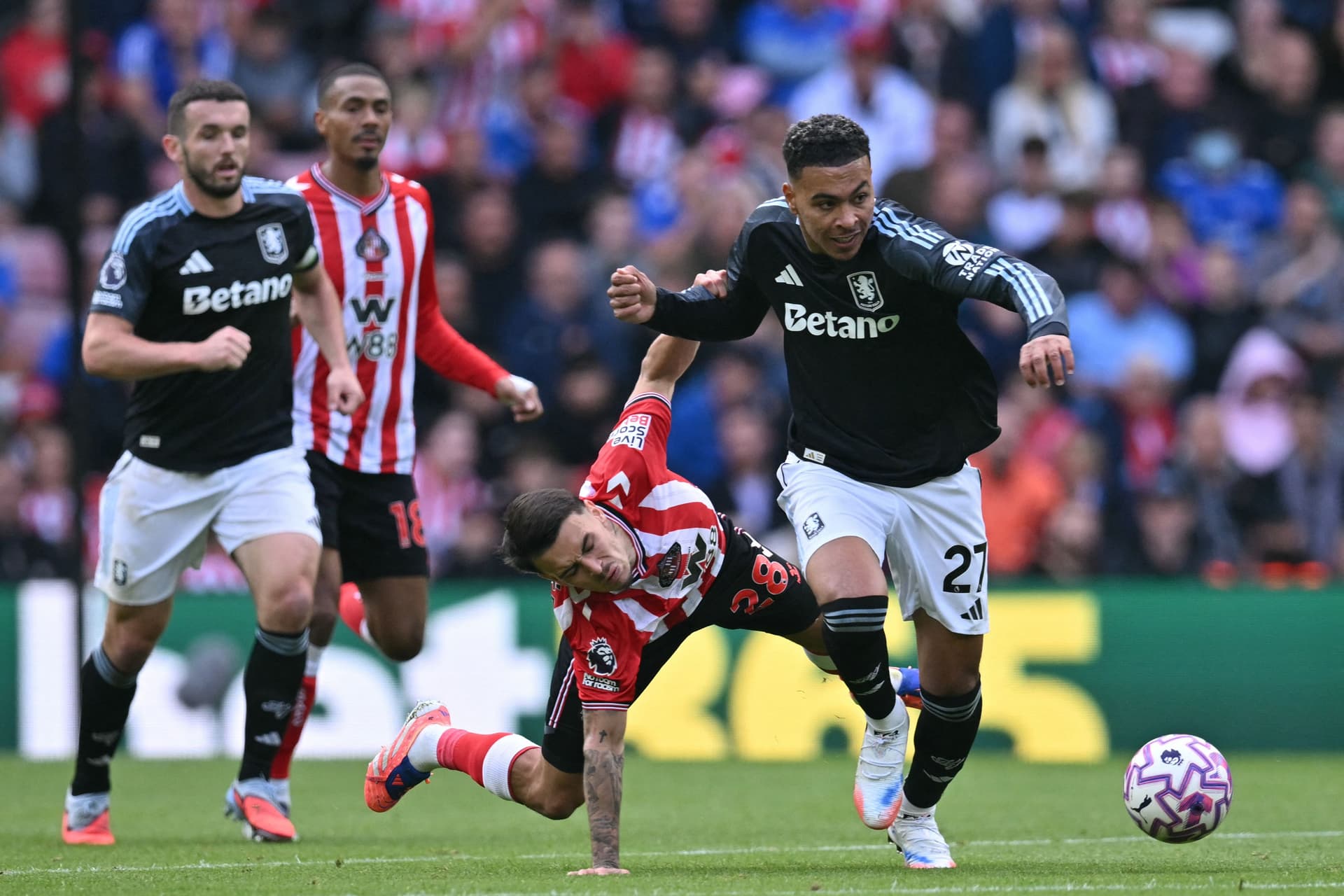 Sunderland's French midfielder #28 Enzo Le Fee (C) vies with Aston Villa's English midfielder #27 Morgan Rogers