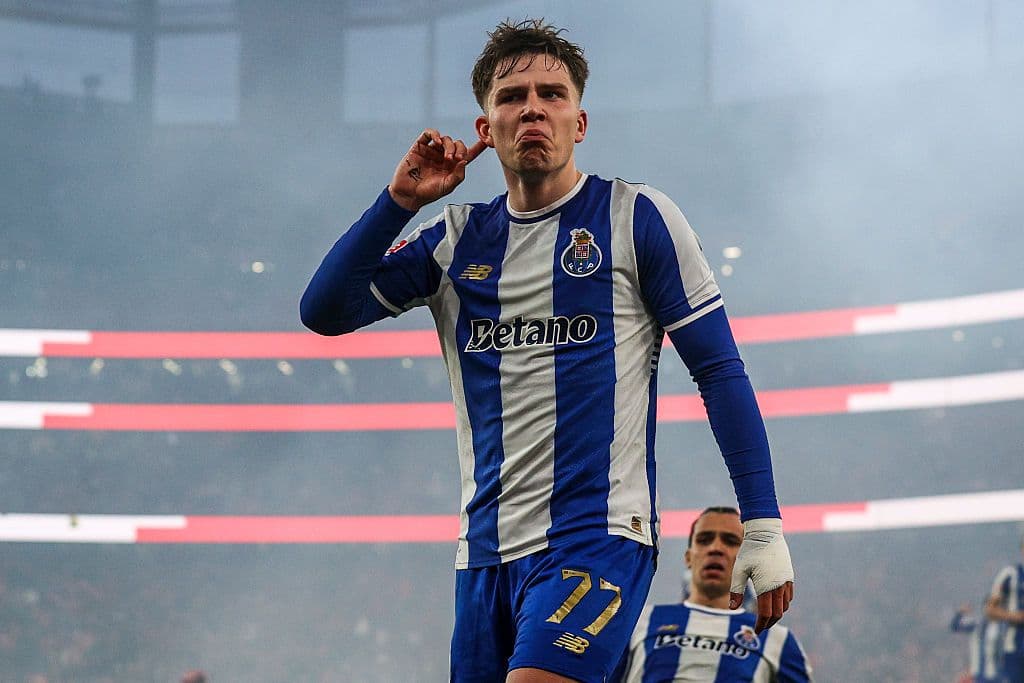 Círculo de gigantes europeus enquanto o Porto Wonderkid Oskar Pietuszewski explode em cena